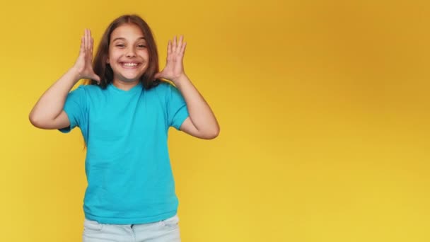 Imponerad barn perfekt överraskning spännande nyheter wow — Stockvideo