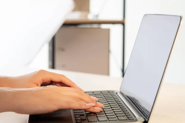 Werken laptop op afstand baan zakelijke werkplek — Stockfoto