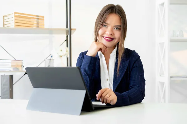 Stile di vita donna d'affari crescita di carriera di successo — Foto Stock