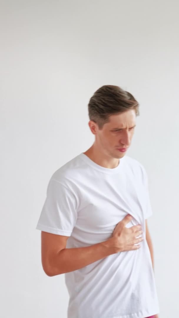 Preguiçoso manhã cansado homem refrescante café — Vídeo de Stock