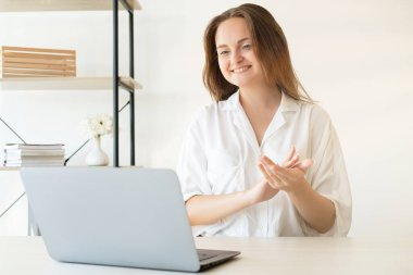 çevrimiçi sunum başarılı proje kadını