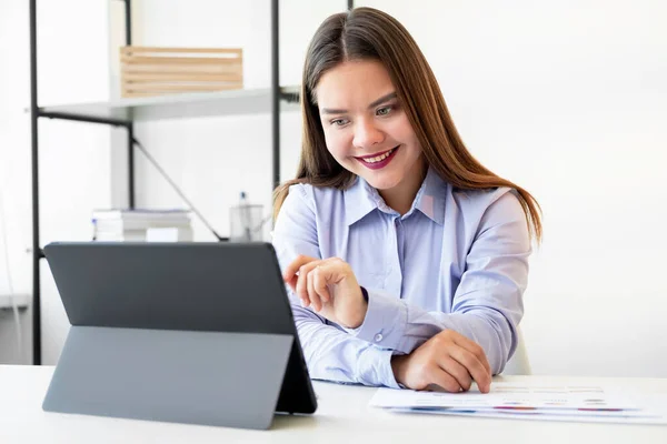 Webinar de negocios de videoconferencia mujer empleada — Foto de Stock