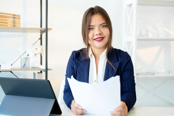 Presentación en línea oficina virtual mujer líder — Foto de Stock