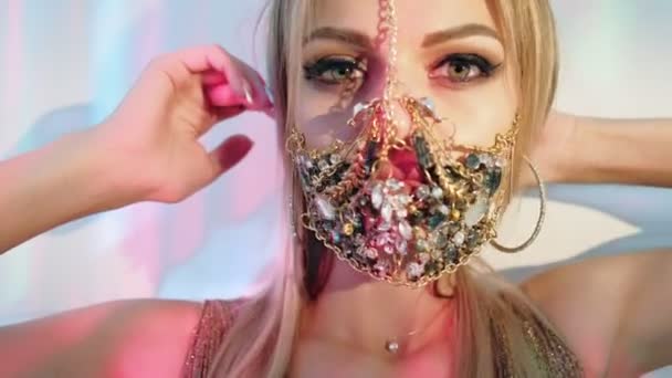 Pandemisk part neon ljus porträtt kvinna guld mask — Stockvideo