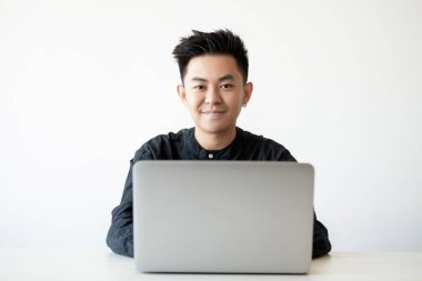 Bağımsız yaşam tarzı uzaktan kumandalı Asyalı erkek dizüstü bilgisayar