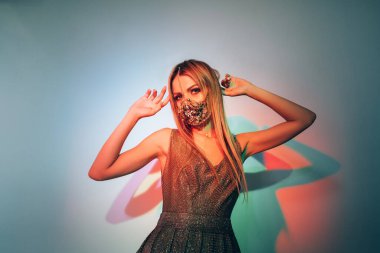 Salgın parti neon ışıklı portre kadın yüz maskesi