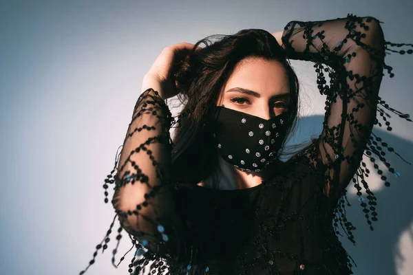 Pandemia moda hecho a mano accesorio mujer máscara — Foto de Stock