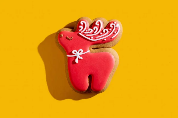 鹿饼可爱的装饰红姜饼黄 — 图库照片