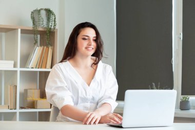 çevrimiçi eğitim web öğrenme sanal danışma