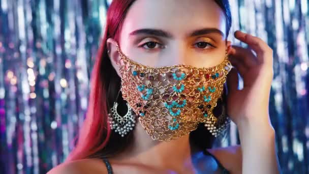 Pandemic party handmade accessory woman chain mask — Stock Video