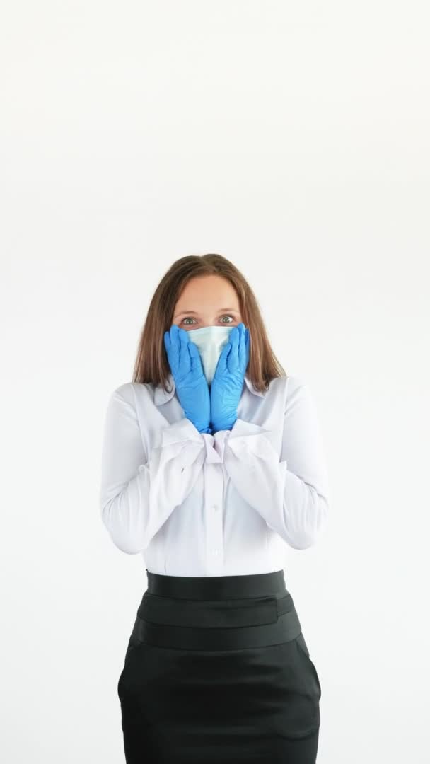 Pandemie carrière promotie geschokt vrouw masker — Stockvideo