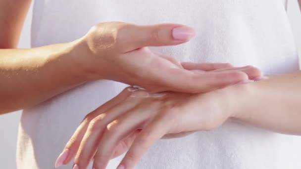 Handverzorging huid hydraterende vrouw aanbrengen crème — Stockvideo