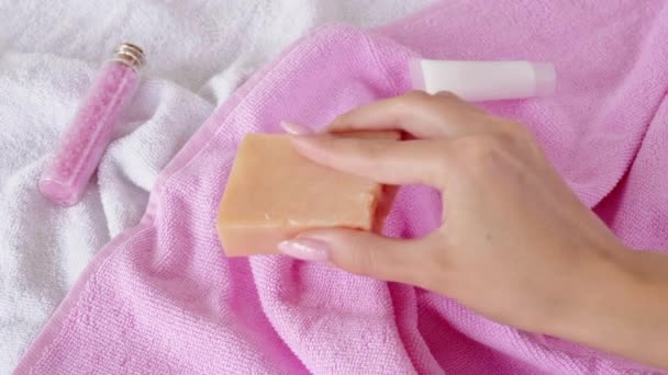 Biologische huidverzorging spa therapie hand zelfgemaakte zeep — Stockvideo