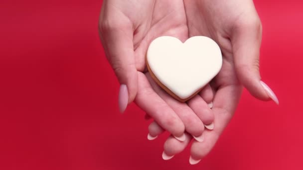 Día de San Valentín saludo romántico corazón galletas manos — Vídeo de stock