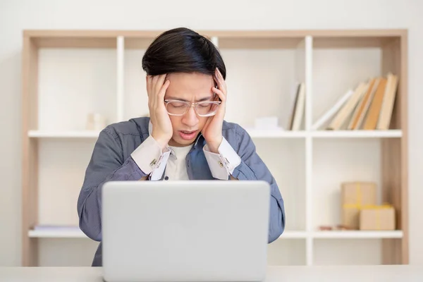 Work stress headache problem disturbed employee — Stock Photo, Image