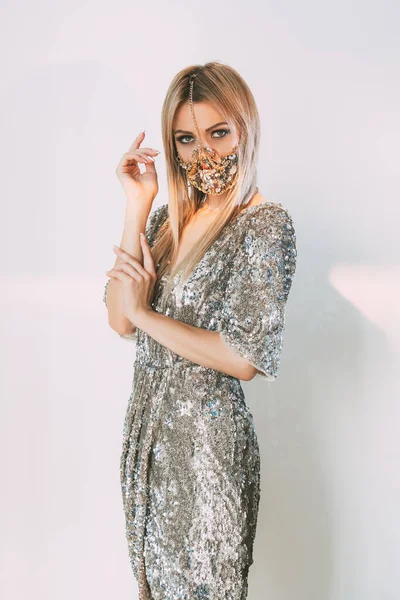 Pandemisk fest ser modetrend 2021 kvinna mask — Stockfoto