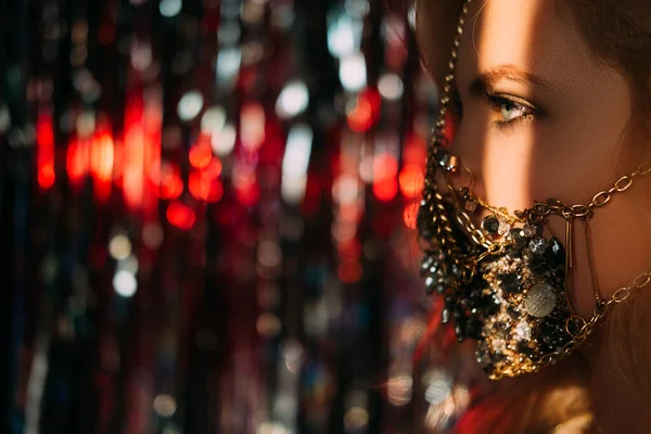 Covid-19 μόδας καραντίνα κοσμήματα γυναίκα μάσκα — Φωτογραφία Αρχείου