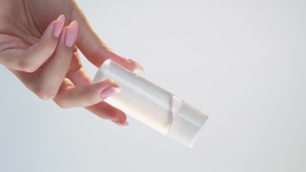 Huidverzorgingsproduct gezichtsreiniging handfles olie — Stockvideo