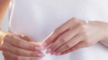 El tedavisi cilt doyurucu losyon sürme