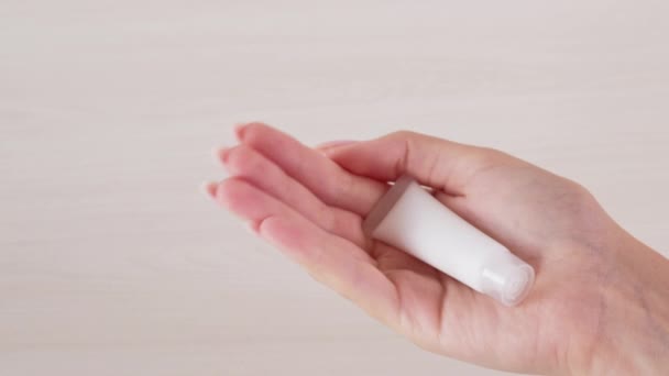 Producto cosmético piel hidratante tubo suero mano — Vídeos de Stock