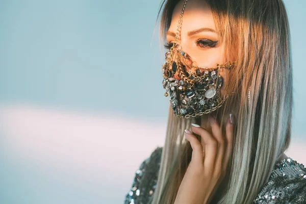 Covid-19 moda karantina kadın maskesi — Stok fotoğraf