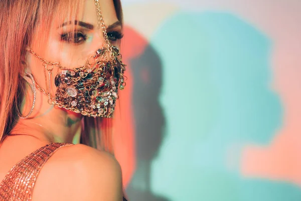 Salgın mücevher neon ışıklı kadın maskesi — Stok fotoğraf