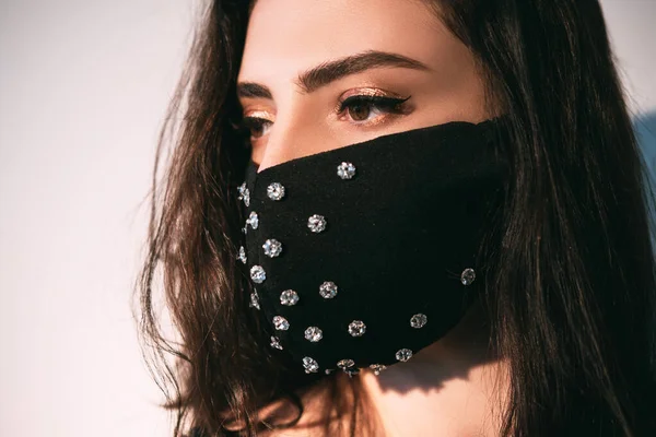 Pandemia moda hecho a mano accesorio mujer máscara — Foto de Stock