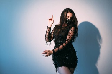 Covid-19 parti şenlikli kadın maskesi dansı