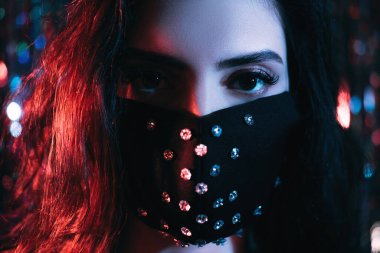 covid-19 moda neon ışıklı kadın maskesi