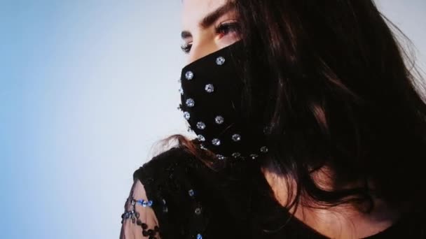 Καραντίνα μόδας χειροποίητα αξεσουάρ μάσκα μοντέλο — Αρχείο Βίντεο