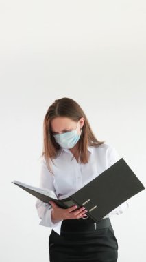 covid-19 yaşam tarzı ofis hijyenik iş kadını