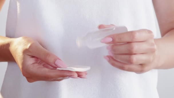 Huidverzorging product gezicht reinigen vrouw handen tonic — Stockvideo