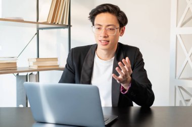 çevrimiçi sunum işi webinar ceo laptop