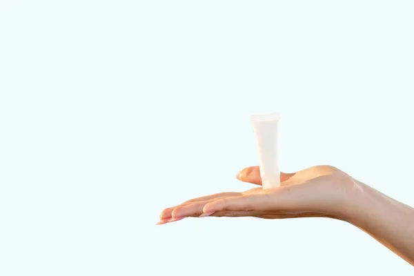 Kosmetisk produkt förpackning kropp vård röret öppen handflata — Stockfoto