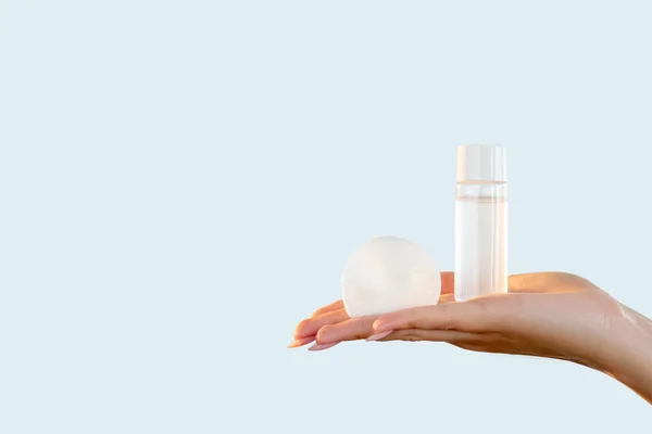 Kosmetyka twarz oczyszczenie makieta ręka butelka — Zdjęcie stockowe