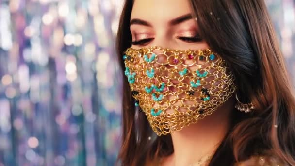 Pandemia moda oriental belleza mujer máscara de oro — Vídeo de stock