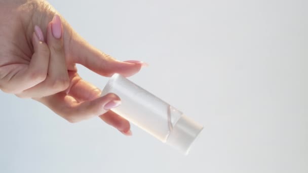 Produto cosmético tratamento da pele mão garrafa tônica — Vídeo de Stock