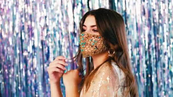 Quarantaine carnaval pandemische sieraden vrouw masker — Stockvideo