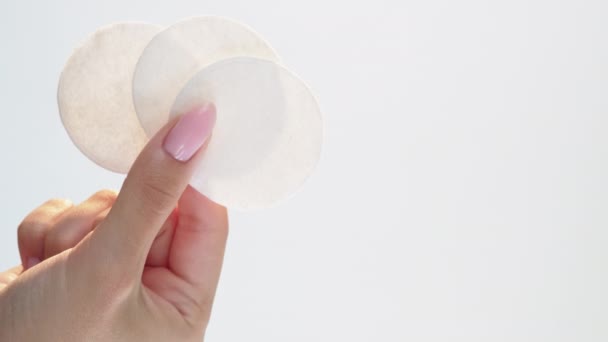 Cuidado de la piel accesorio cara higiene almohadillas de algodón mano — Vídeo de stock