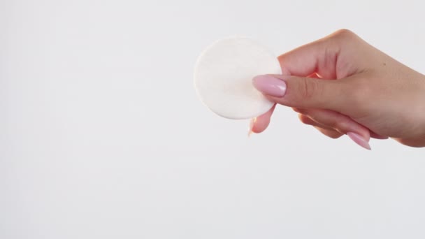 Higiene accesorio limpieza de la cara almohadilla de algodón mano — Vídeo de stock