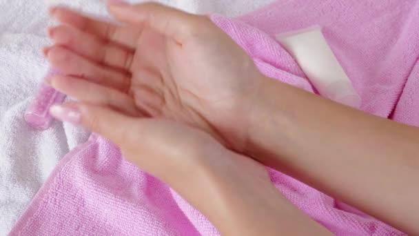 Cuidado de las manos piel hidratante mujer aplicación de loción — Vídeo de stock