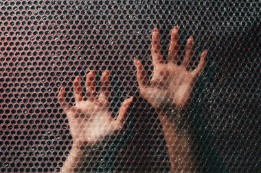 Aile içi şiddet kadınların ellerini baloncuklu naylon