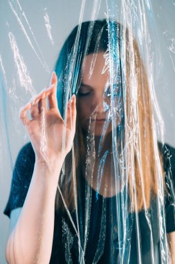 Kendini izole eden salgın kadın plastik film