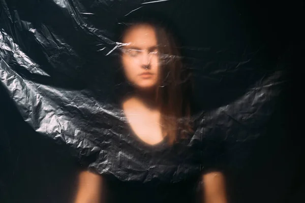 Mysteriöse Frau defokussiert Kunstporträt faltig — Stockfoto