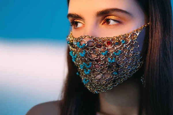 Karantina moda doğulu güzel kadın maskesi — Stok fotoğraf