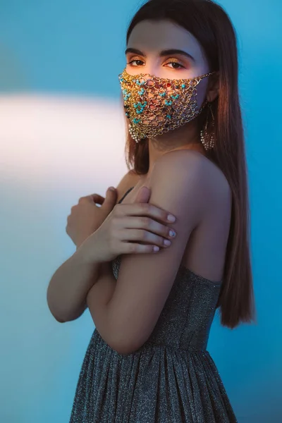 Quarantaine mode partij kijken tedere vrouw masker — Stockfoto