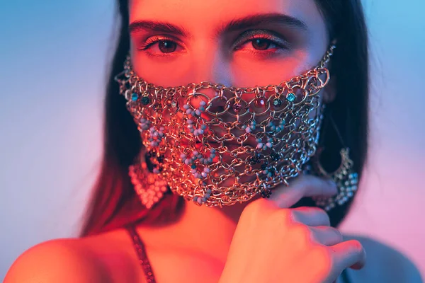 Carnaval accessoire neon licht portret vrouw masker — Stockfoto