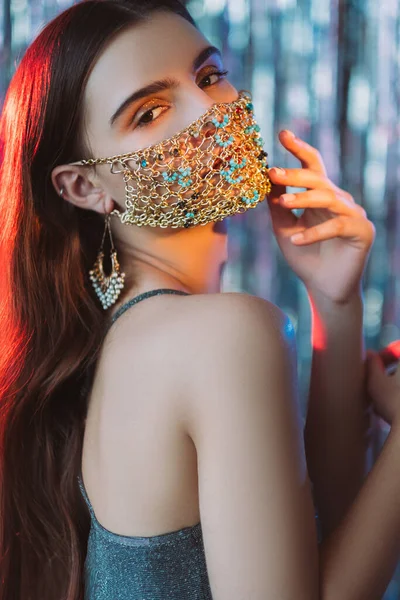 Pandemia belleza festiva mirada mujer glamour máscara —  Fotos de Stock