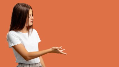 Özel reklam geçmişi olan meraklı kız.