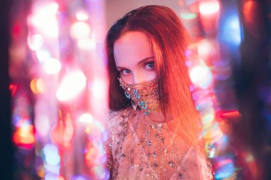 Göz kamaştırıcı noeller Neon ışıklı portreler